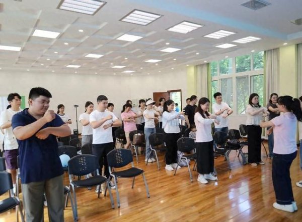 联丰优配  沙坪坝区曙光幼儿园举办2025年秋季新生游园暨家长会活动