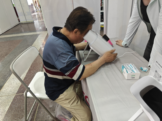 上升浪 好博会|鹰瞳眼底相机免费体验，两分钟检查眼部健康，能查验55种风险指标