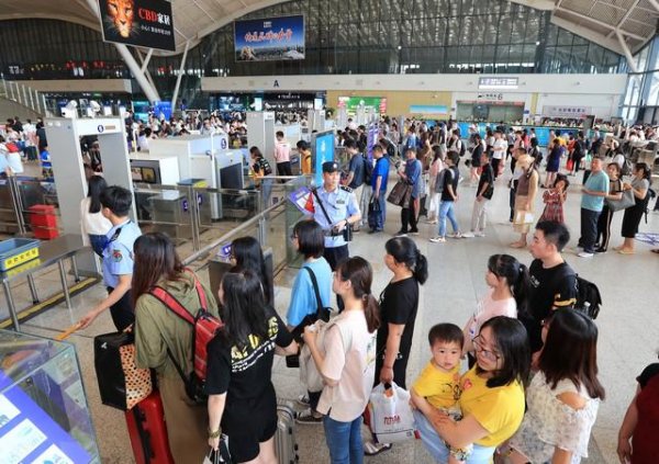 财新网 40℃的高温卷走300亿旅游消费！到底谁在闷声发大财？建议了解